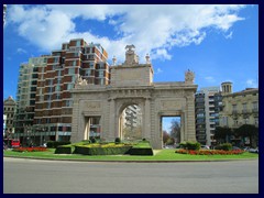 Plaça de la Porta de la Mar with the Arch of Triumph